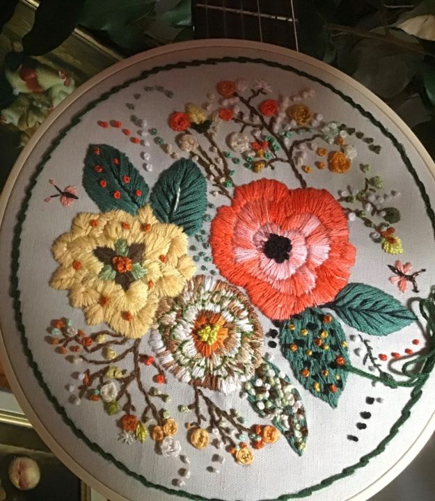 Art textile intitulée "Trois fleurs" par Lisette, Œuvre d'art originale, Broderie Monté sur Panneau de bois