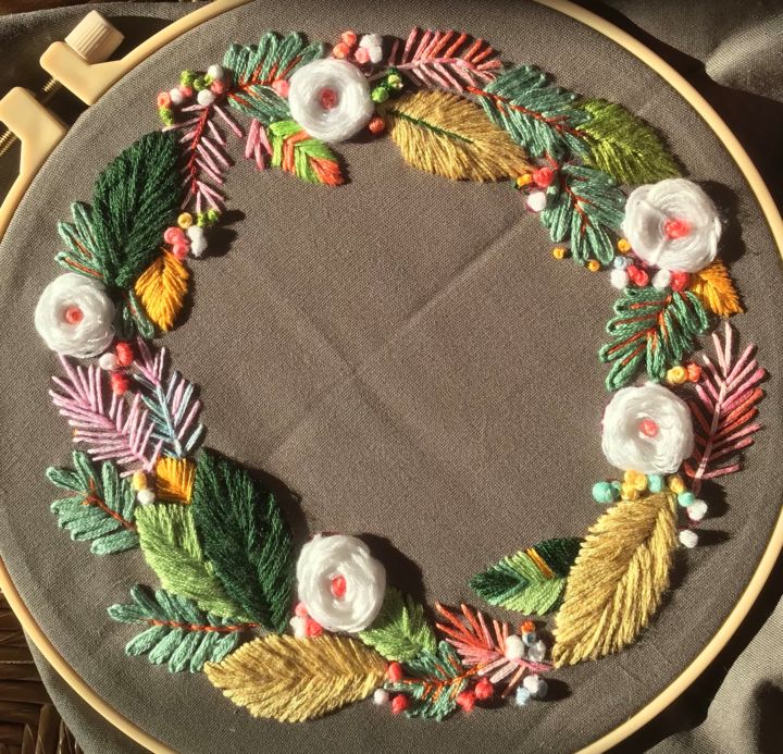 Textile Art titled "Couronne de fleurs" by Lisette, Original Artwork, Embroidery Mounted on Wood Panel