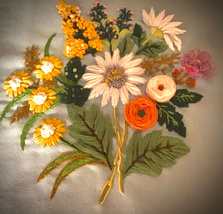 Art textile intitulée "Marguerites et mimo…" par Lisette, Œuvre d'art originale, Broderie Monté sur Panneau de bois