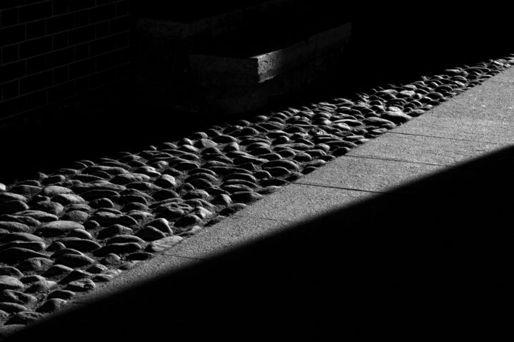 Photographie intitulée "Falling Shadows n°7" par Polina Jourdain-Kobycheva, Œuvre d'art originale, Photographie numérique