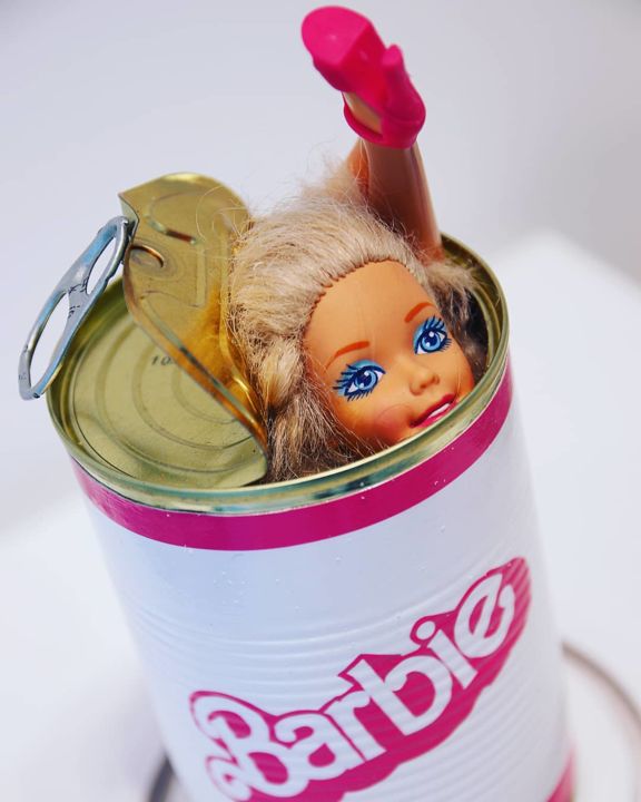 Sculptuur getiteld "Canned Barbie" door Canned, Origineel Kunstwerk, Metalen