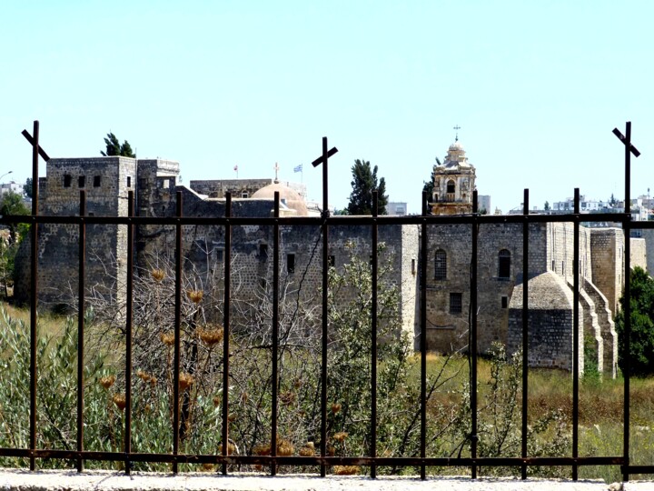 Fotografia zatytułowany „Monastery Fort Fence” autorstwa J.A. Quattro (Qu4ttroStudio), Oryginalna praca, Fotografia nie mani…