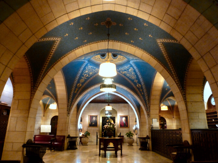 Photographie intitulée "YMCA Lobby Arches" par J.A. Quattro (Qu4ttroStudio), Œuvre d'art originale, Photographie non manipul…