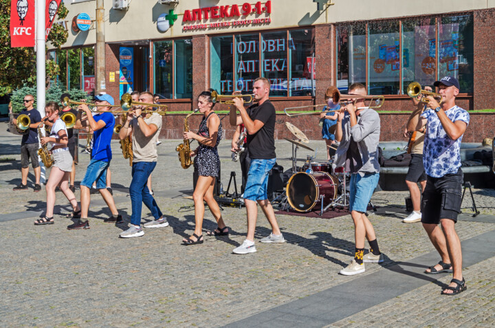 Фотография под названием "Street jazz band in…" - Art$Art, Подлинное произведение искусства, Цифровая фотография