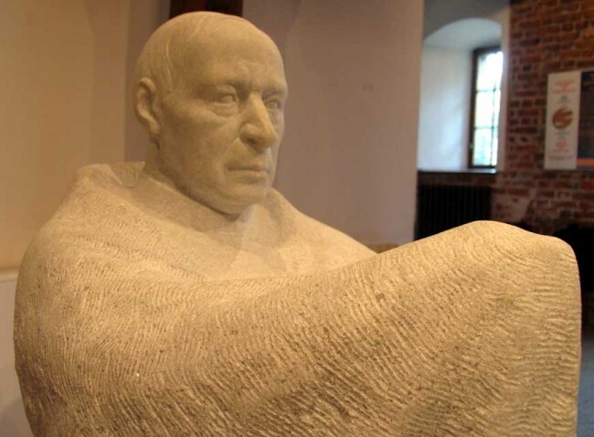 Скульптура под названием "Cardinal Stefan Wys…" - Radoslaw Keler, Подлинное произведение искусства, Камень