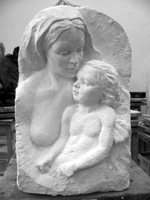 Skulptur mit dem Titel "Motherhood" von Radoslaw Keler, Original-Kunstwerk, Stein