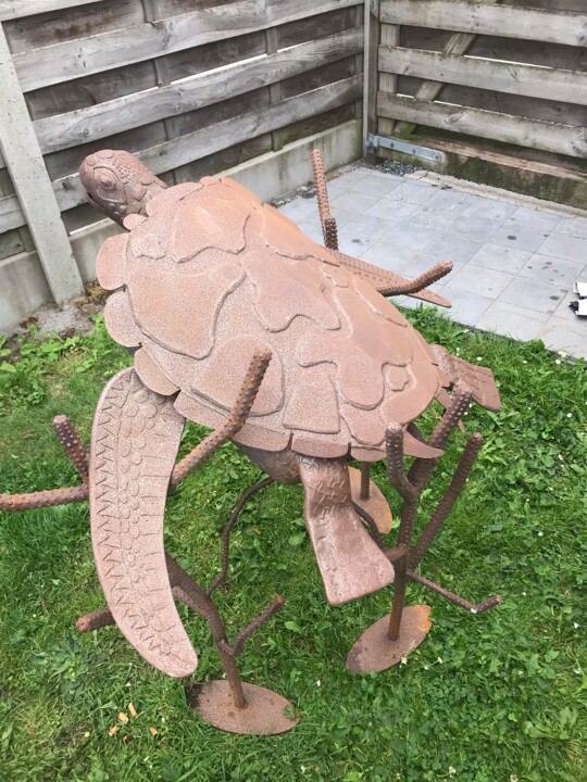 Escultura titulada "Metal turtle on cor…" por Rafal Lesiak (MetaLove), Obra de arte original, Metales