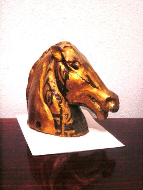 Sculpture intitulée "Gold hourse" par Raluca Cirti, Œuvre d'art originale