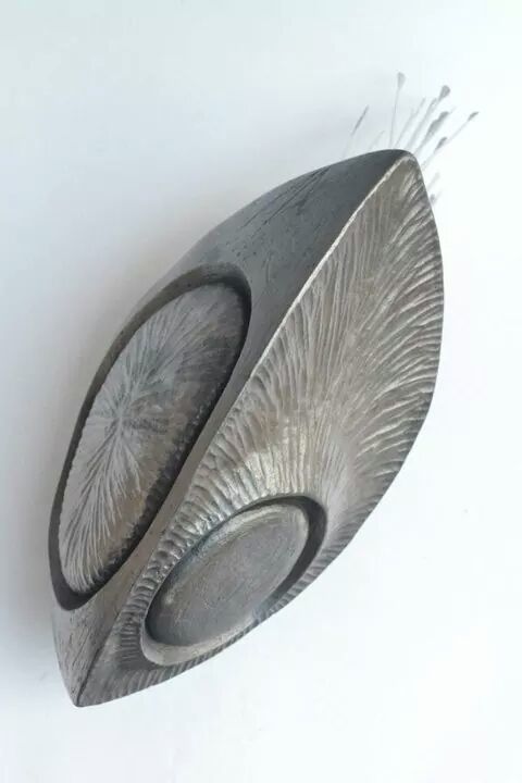 Sculpture intitulée "Serie semillas "Nue…" par Raquel Zoco, Œuvre d'art originale, Métaux