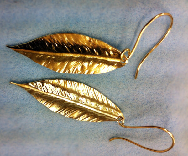 Design intitulada "leaf Gold earings" por Ravid Wolff, Obras de arte originais