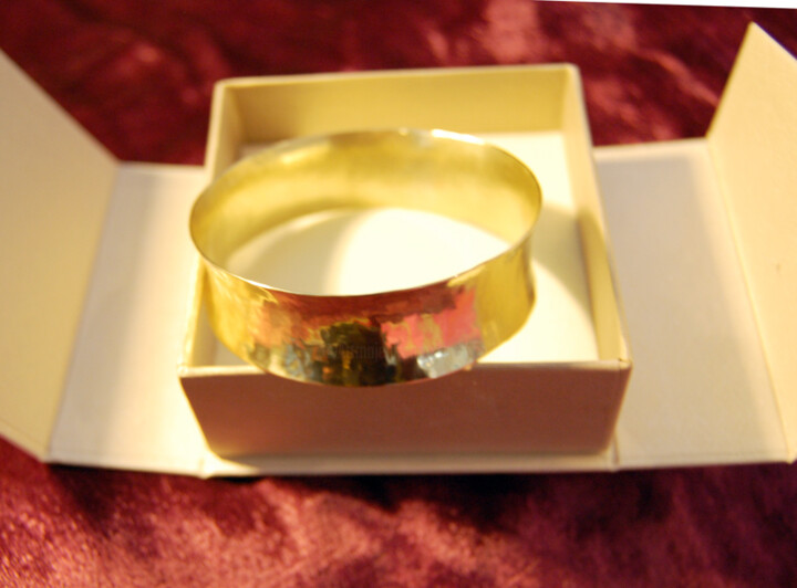 Design intitulée "Golden bracelet" par Ravid Wolff, Œuvre d'art originale