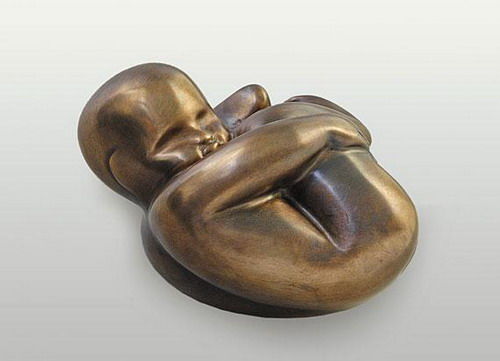 Skulptur mit dem Titel "Fetus in Bronze" von Razia Gershon, Original-Kunstwerk