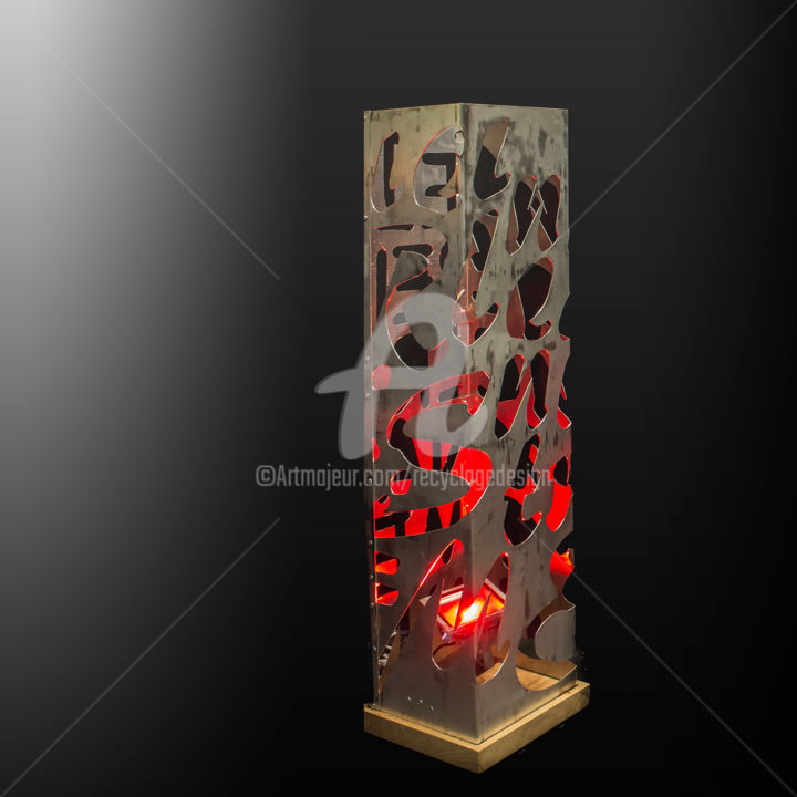 Handwerk mit dem Titel "Lampe Tot'm alu" von Recyclage Design - Réanimateur D'Objets , Original-Kunstwerk