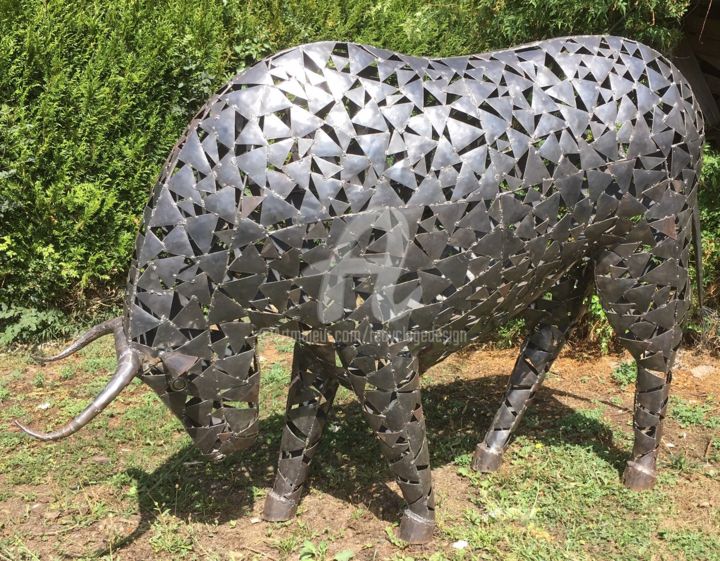 Sculpture intitulée "taureau qui charge" par Recyclage Design - Réanimateur D'Objets , Œuvre d'art originale, Métaux