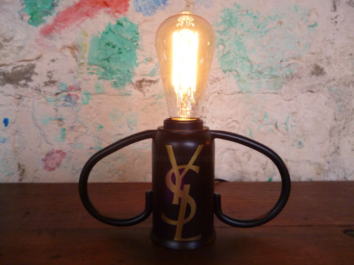 Design intitulée "LAMPE - YVES SAINT…" par Leferailleur02, Œuvre d'art originale, Luminaire