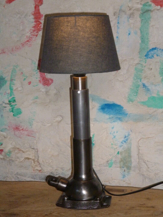 Design intitulée "LAMPE - CRIC BOUTEI…" par Leferailleur02, Œuvre d'art originale, Luminaire