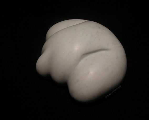 Скульптура под названием "Hibernation" - Renate Verbrugge, Подлинное произведение искусства, Камень