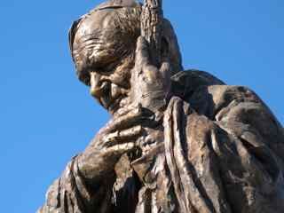 Sculpture titled "Juan Pablo II,detal…" by Pedro Requejo Novoa, Original Artwork, Metals