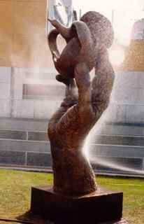 Escultura intitulada "Mano con Manzana" por Pedro Requejo Novoa, Obras de arte originais, Metais