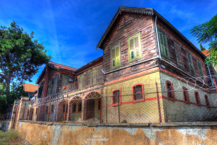 Fotografie getiteld "old house" door Reza Fardinfar, Origineel Kunstwerk, Digitale fotografie