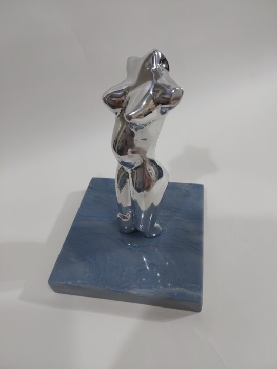 「nude female sculptu…」というタイトルの彫刻 Ricardo Navarroによって, オリジナルのアートワーク, アルミニウム