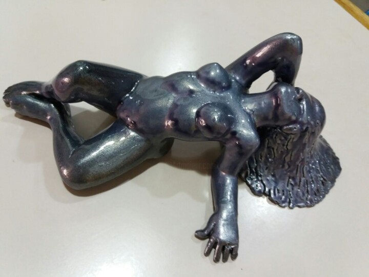 「Nude female sculptu…」というタイトルの彫刻 Ricardo Navarroによって, オリジナルのアートワーク, 樹脂