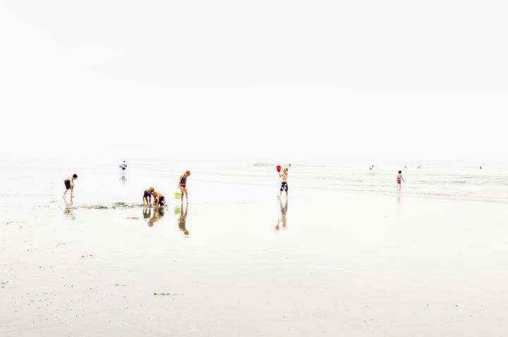 Photographie intitulée "Kids On the Beach" par Richard Omura, Œuvre d'art originale, Photographie numérique