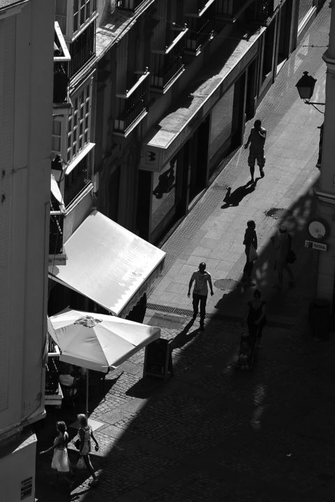 Photographie intitulée "Cadix, rue vue en p…" par Guy Rieutort, Œuvre d'art originale, Photographie numérique