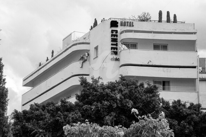 Fotografie getiteld "Bauhaus Building in…" door Rita Kapitulski, Origineel Kunstwerk, Digitale fotografie