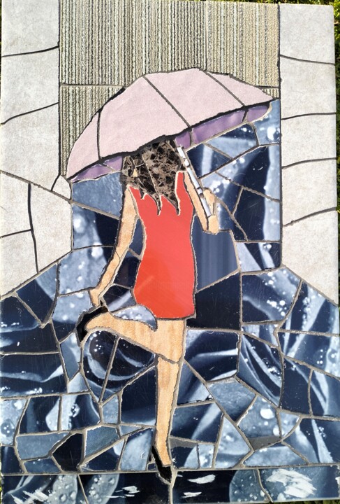 Scultura intitolato "Donna con ombrello…" da Roberto Rubiola, Opera d'arte originale, Mosaico Montato su Pannello di legno