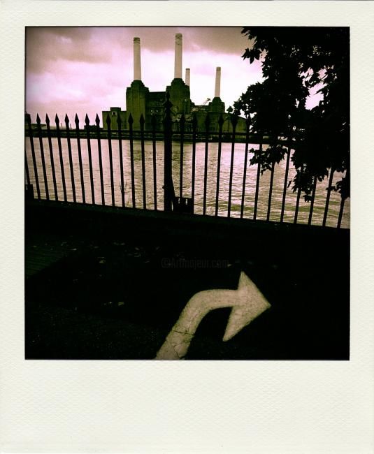Photographie intitulée "Battersea !!!" par Robin Santus, Œuvre d'art originale