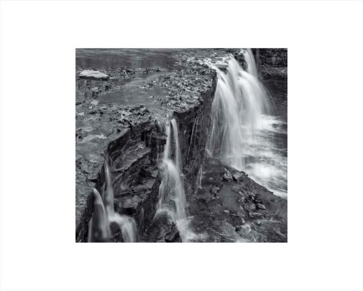 제목이 "Waterfall"인 사진 Rodman로, 원작, 디지털 판지에 장착됨