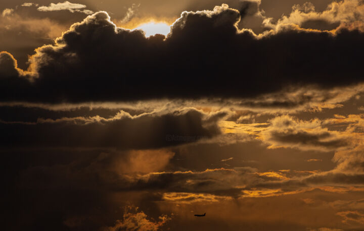 Fotografia intitulada "Nuvens sobre um avi…" por Rodrigo Santos, Obras de arte originais, Fotografia digital