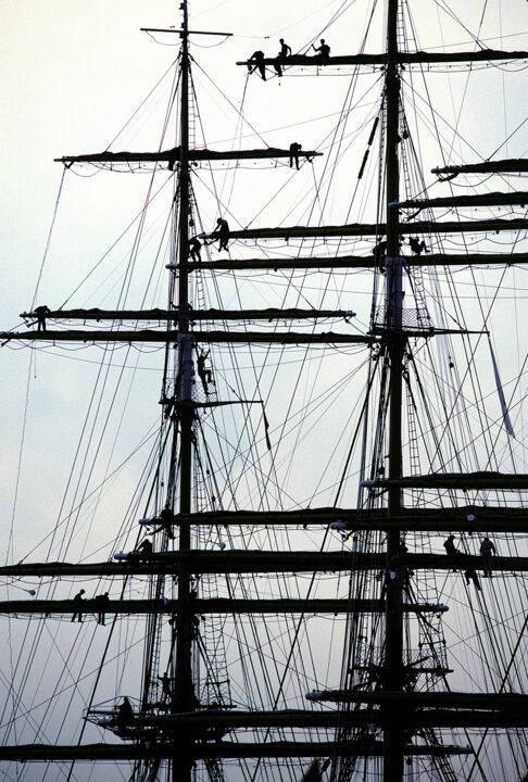 Photographie intitulée "Dressing Ship" par Roger Archibald, Œuvre d'art originale, Photographie numérique