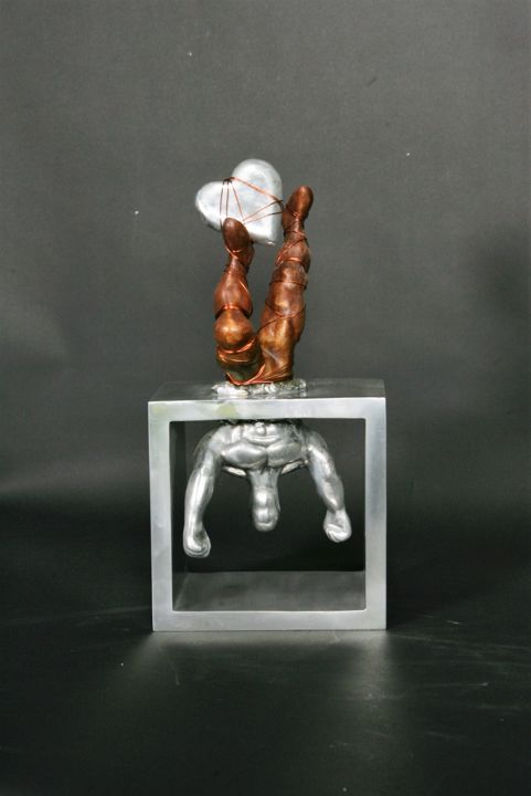 「Head over heals for…」というタイトルの彫刻 Roger De Taniosによって, オリジナルのアートワーク, 金属