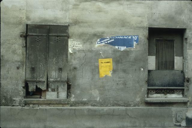 Photographie intitulée "Vieux mur à Paris" par Roland Brénin, Œuvre d'art originale