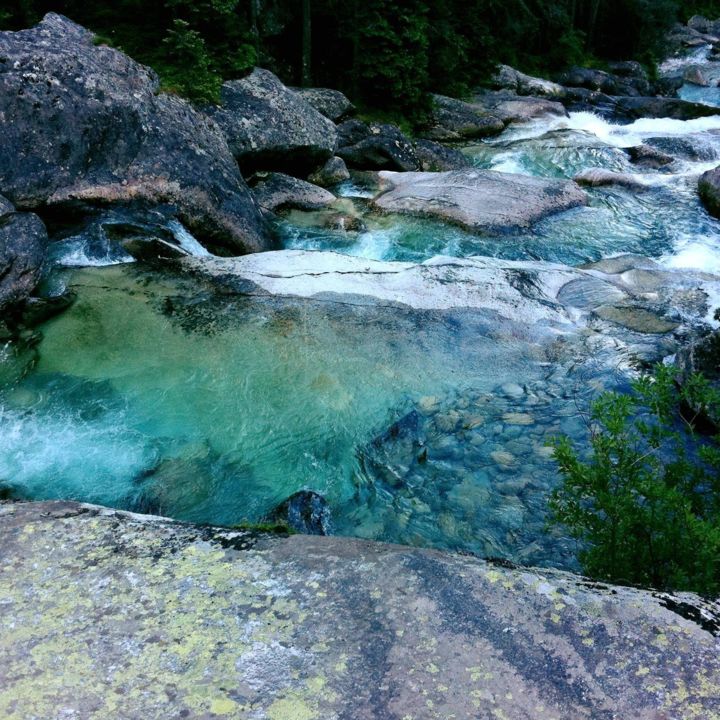 Photographie intitulée "Mountain River" par Roman Dobias, Œuvre d'art originale