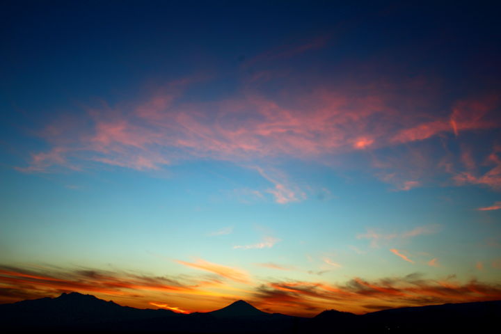 Photographie intitulée "Volcano and blue sky" par Rodolfo Romero, Œuvre d'art originale, Photographie numérique