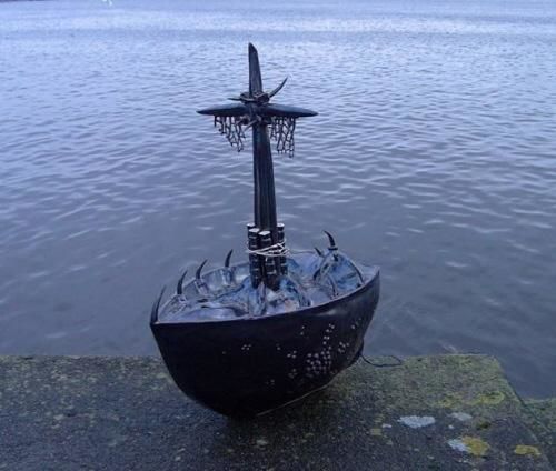 Скульптура под названием "Bone Ship" - Rorie Brophy, Подлинное произведение искусства, Керамика