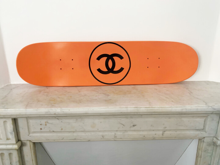 Sculptuur getiteld "Skate Chanel Orange" door Rose, Origineel Kunstwerk, Hout