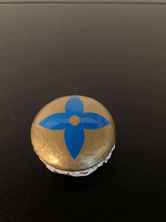 Sculpture titled "Macaron Bleu" by Rose, Original Artwork, Resin