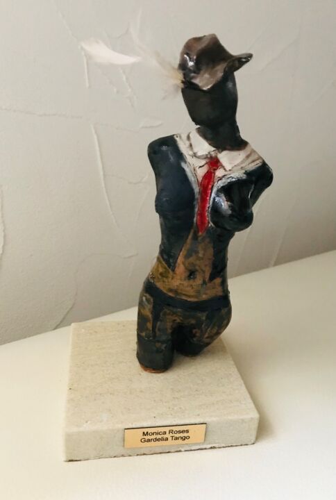 Skulptur mit dem Titel "Gardelia Tango" von Monica Elizabeth Roses, Original-Kunstwerk, Keramik
