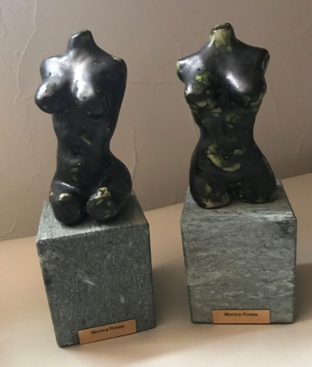 Skulptur mit dem Titel "Twins" von Monica Elizabeth Roses, Original-Kunstwerk, Keramik