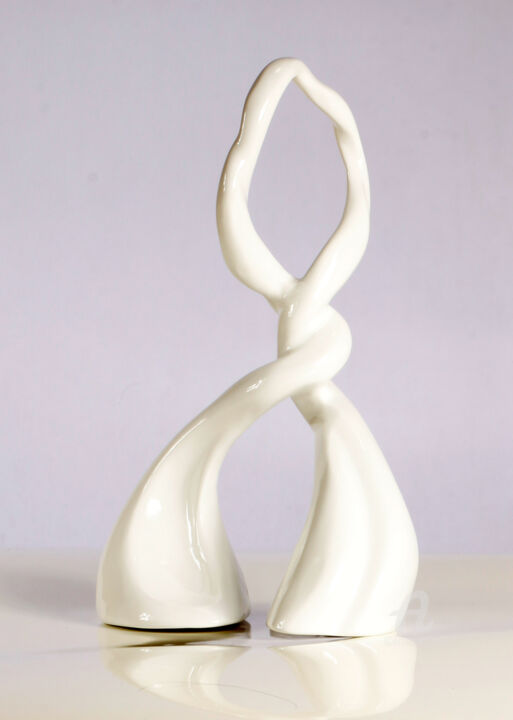 Скульптура под названием "Ar" - Rose Vic, Подлинное произведение искусства, Смола