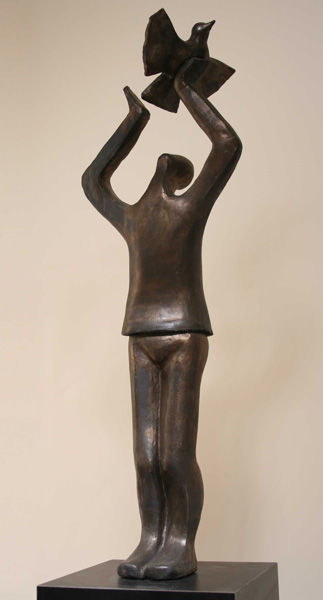 Skulptur mit dem Titel "A Pigeon and a Boy" von Tal Golan, Original-Kunstwerk, Terra cotta