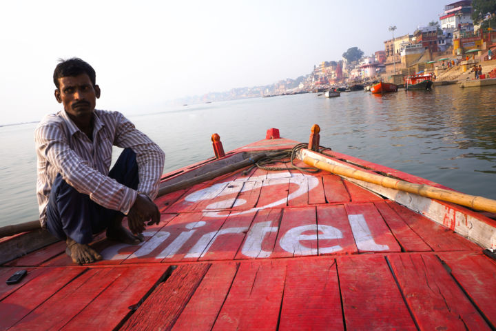 Fotografía titulada "Boatman on the rive…" por Ruud Kimmelaar, Obra de arte original, Fotografía digital