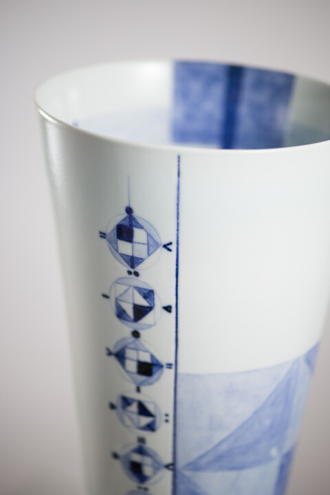 Scultura intitolato "Flower Vase with In…" da Ryozo Shibata, Opera d'arte originale, Ceramica