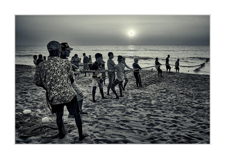 Fotografia zatytułowany „Rybacy wyciągający…” autorstwa Ryszard Stelmachowicz, Oryginalna praca, Fotografia cyfrowa
