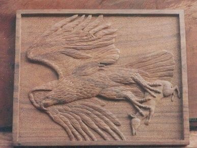 「An Eagle with a prey」というタイトルの彫刻 Balinganyaによって, オリジナルのアートワーク