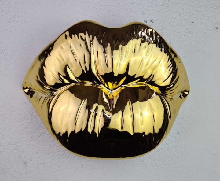 Sculpture titled "kiss gold" by Sagrasse, Original Artwork, Resin